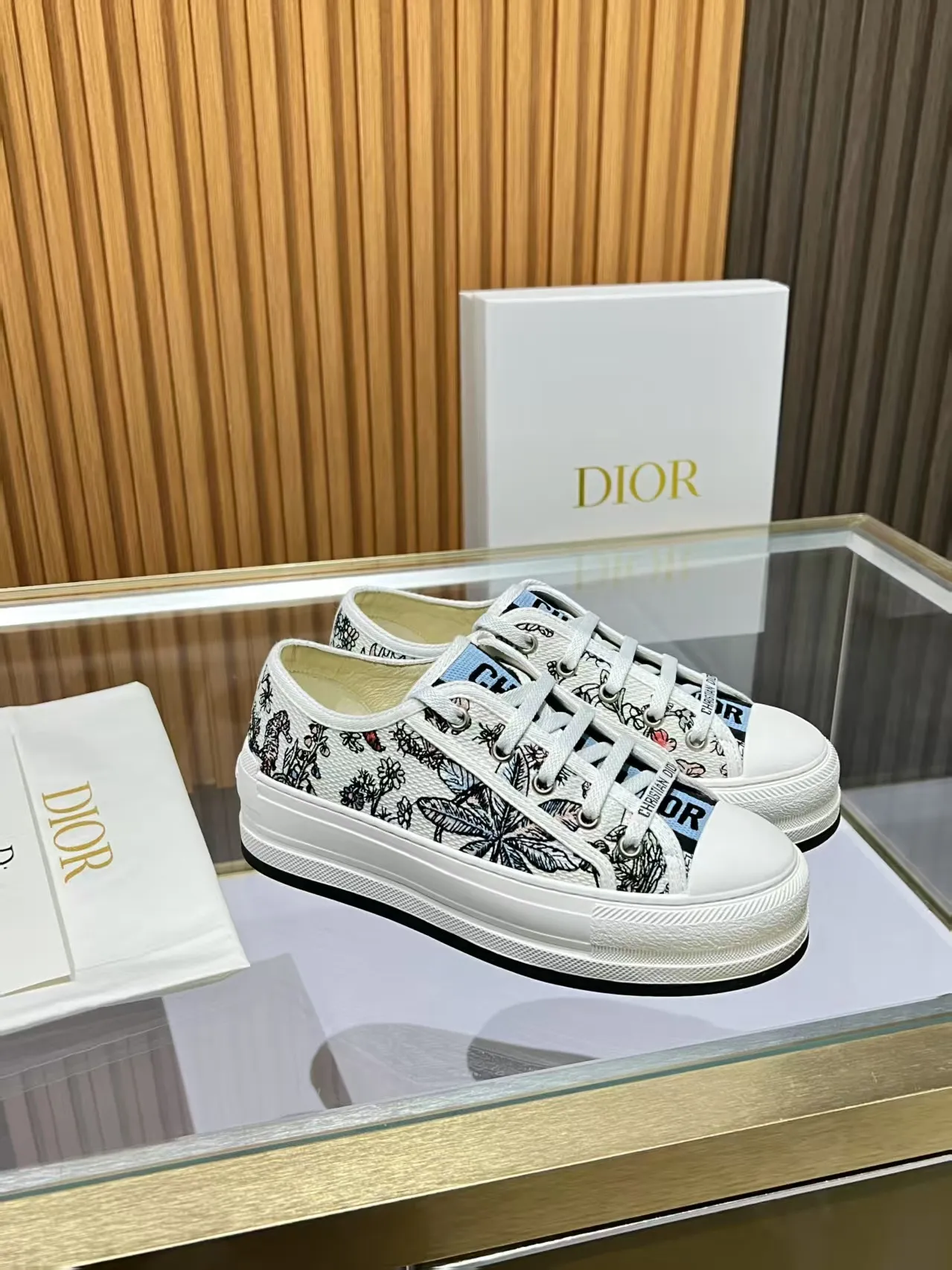 Factory direct sales p520🐘🐘Women's shoes Women's clothing 2025 Walk'n'Dior embroidered mid-top casual shoes are new. On the fashion stage, Dior embroidered shoes are the well-deserved protagonist. Delicate stitching is used on the upper, every stitch is devoted to the craftsman's efforts, and every thread is woven with artistic poetry. From complex floral patterns to smart geometric textures, embroidery is like the magic that gives shoes life, allowing them to show dynamic beauty even in static conditions.   Wearing Dior embroidered shoes feels like stepping into a dream world full of art. It is not only a pair of shoes, but also a walking piece of art that perfectly integrates fashion and culture. Whether you are strolling on the bustling city streets or attending important social occasions, Dior embroidered shoes can add unique charm to your style and become the focus of everyone's attention.   Choosing Dior embroidered shoes means choosing a persistent pursuit of quality and a unique understanding of fashion. Let it accompany you through every wonderful moment and leave your own fashion mark.  Material: Sheepskin lining, feet, silk cowhide, size 35-41, heel height 5cm